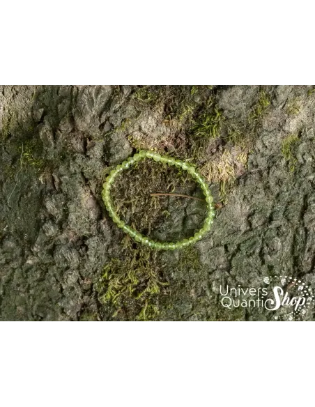 péridot bracelet pierre verte facetté 4mm sur un arbre vue du dessus péridot bracelet pierre verte facetté 4mm sur un arbre vue du dessus