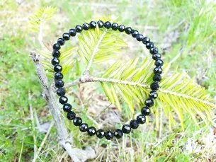 Bracelet spinelle noire facetté 4mm sur une plante verte