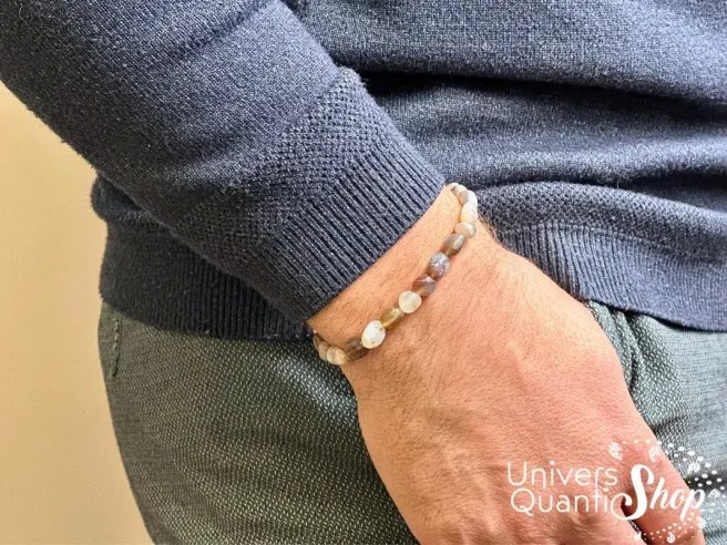 agate du botswana bracelet pierre roulée porté sur un poignet d'homme