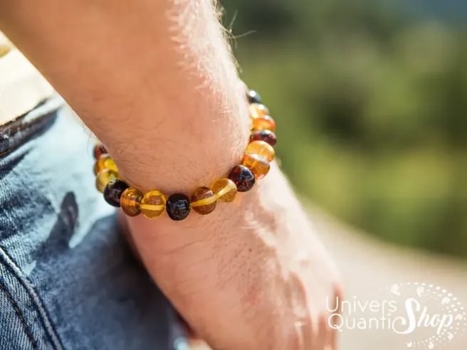 bracelet ambre femme signification pierre roulée pour apporter joie de vivre, bracelet porté au poignet d'un homme