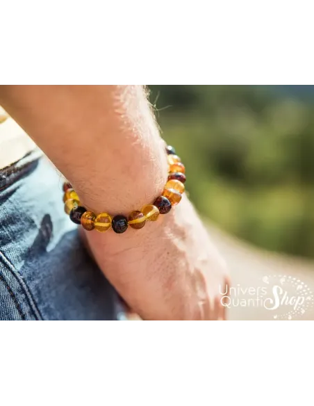 bracelet ambre femme signification pierre roulée pour apporter joie de vivre, bracelet porté au poignet d'un homme