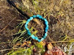 apatite bleue bracelet pierres roulées naturelles posé sur un morceau de bois