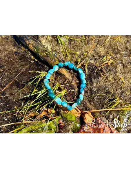 apatite bleue bracelet pierres roulées naturelles posé sur un morceau de bois