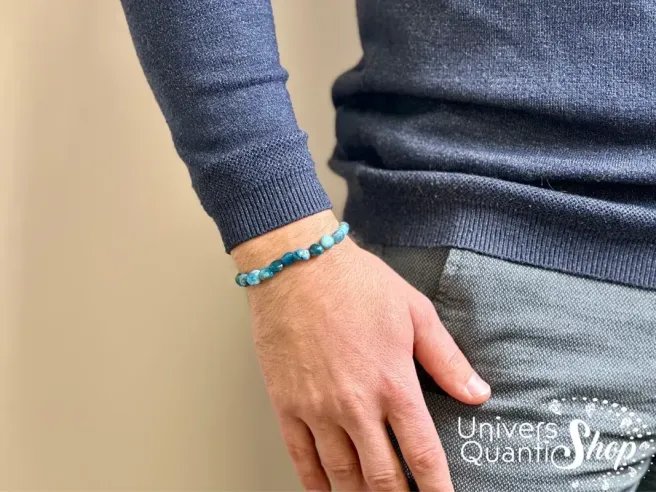 bracelet apatite bleue propriétés en pierres roulées porté sur un poignet homme