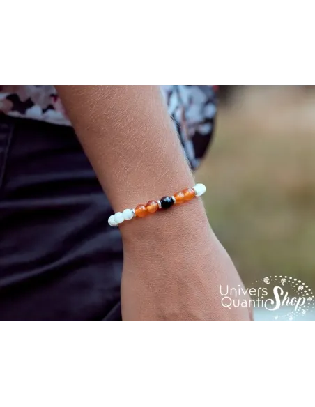 bracelet amour aphrodite, création unique univers quantic shop, porté sur un poignet femme