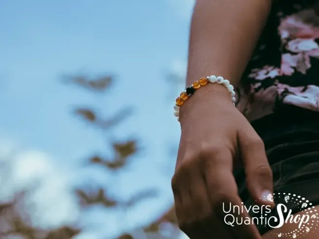 bracelet amour femme pierre naturelle, création amour Aphrodite 6mm porté sur un poignet de femme