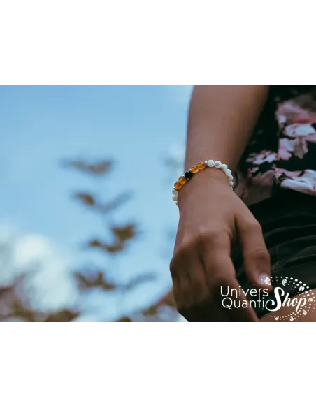 bracelet amour femme pierre naturelle, création amour Aphrodite 6mm porté sur un poignet de femme