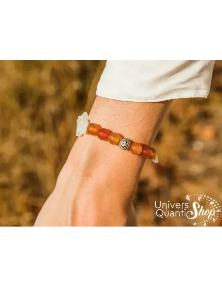 création bracelet femme amour d'isis 8mm porté sur un poignet de femme - création unique univers quantic shop