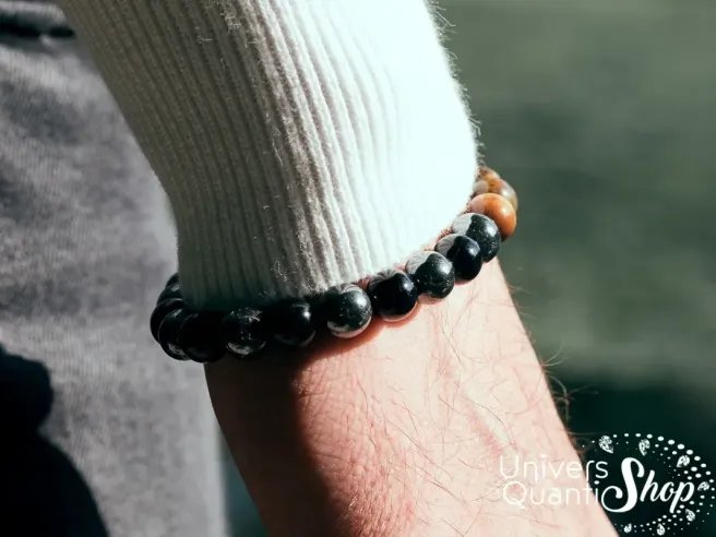 bracelet pierre de protection homme, bouclier protecteur porté sur le poignet droit d'un homme