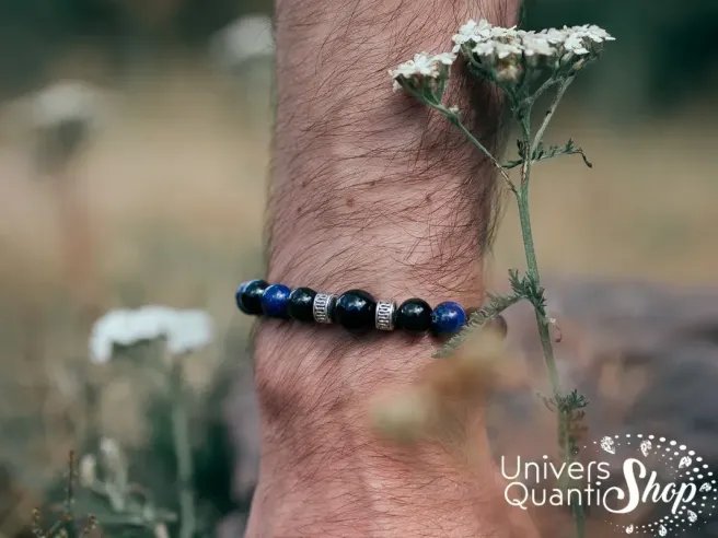 bracelet horus pierre de vision 8mm fait sur mesure à la taille du poignet porté par un homme