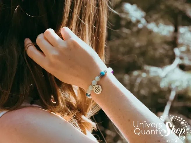 bracelet sommeil réparateur améthyste, apatite bleue et jade 8mm sur un poignet de femme