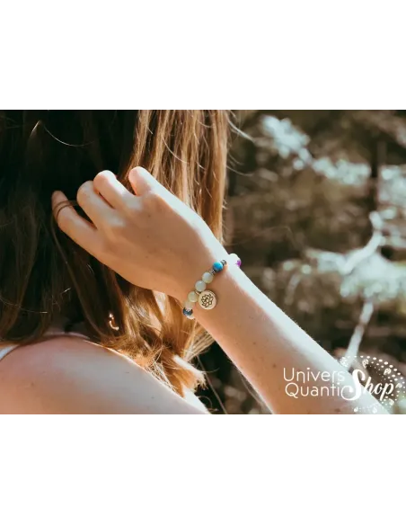 bracelet sommeil réparateur améthyste, apatite bleue et jade 8mm sur un poignet de femme