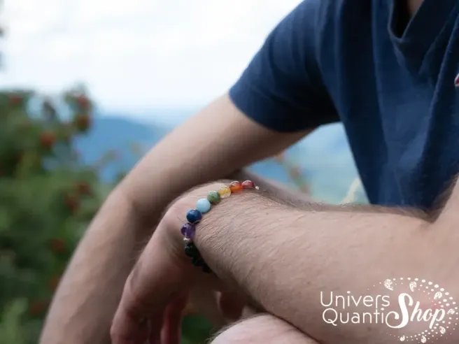 bracelet chakra homme avec pierre de lave 8mm porté sur un poignet homme