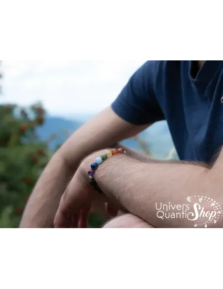 bracelet chakra homme avec pierre de lave 8mm porté sur un poignet homme