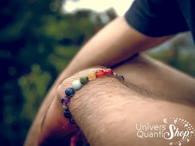 bracelet chakra bienfait lithotherapie avec pierre de lave 8mm porté sur un poignet d'homme