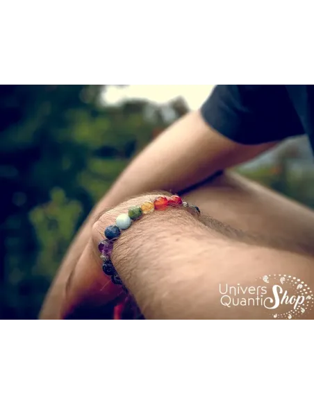bracelet chakra bienfait lithotherapie avec pierre de lave 8mm porté sur un poignet d'homme
