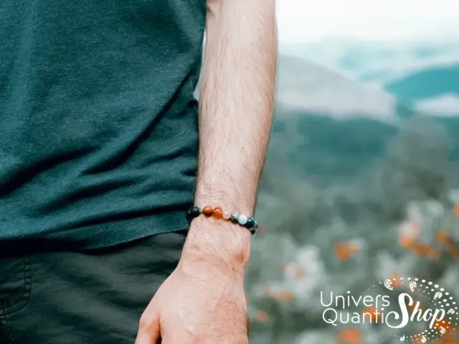 bracelet 7 chakras vraies pierres prix 8mm, bracelet porté au poignet gauche d'un homme