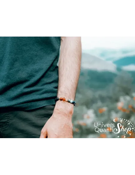 bracelet 7 chakras vraies pierres prix 8mm, bracelet porté au poignet gauche d'un homme