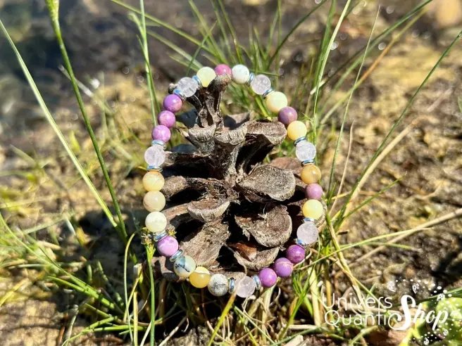 bracelet femme semi-précieuse reliance à l'âme 6mm posé sur une pomme de pin