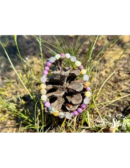 bracelet femme semi-précieuse reliance à l'âme 6mm posé sur une pomme de pin bracelet femme semi-précieuse reliance à l'âme 6mm posé sur une pomme de pin