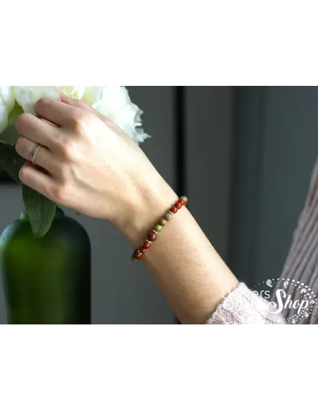 bracelet lithothérapie femme sexualité sacrée porté sur un poignet gauche bracelet lithothérapie femme sexualité sacrée porté sur un poignet gauche