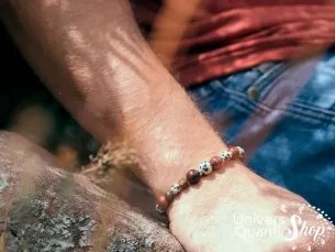 bracelet pierre homme sexualité sacrée porté sur un poignet