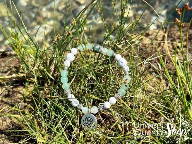 nouvelle ressource bracelet pour femme posé dans l'herbe