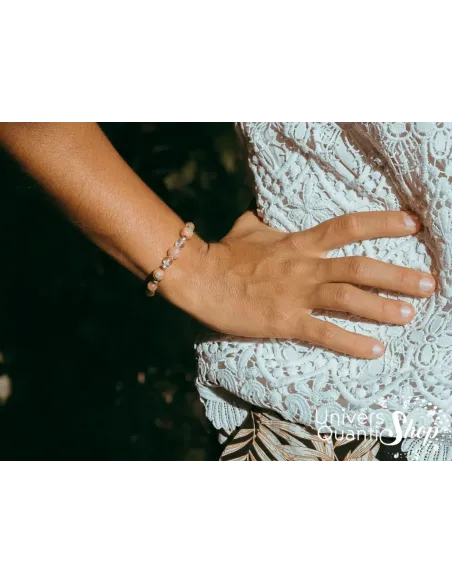 femme bracelet pierre naturelle soleil de jade sur un poignet de femme femme bracelet pierre naturelle soleil de jade sur un poignet de femme