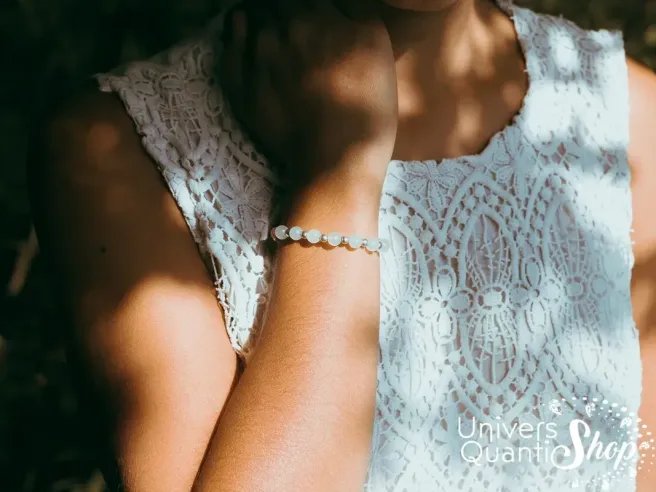 bijoux femme avec pierre naturelle soleil de jade porté sur un poignet de femme