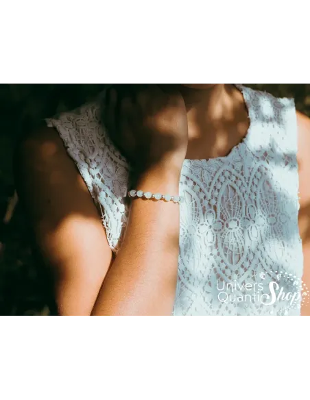 bijoux femme avec pierre naturelle soleil de jade porté sur un poignet de femme bijoux femme avec pierre naturelle soleil de jade porté sur un poignet de femme