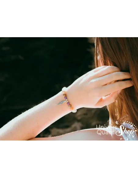 bracelet femme personnalisé talisman féminin sacré porté sur un poignet de femme