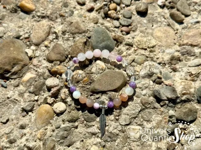 idée cadeau bracelet femme talisman féminin sacré posé sur des cailloux en nature