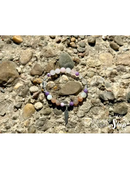 idée cadeau bracelet femme talisman féminin sacré posé sur des cailloux en nature