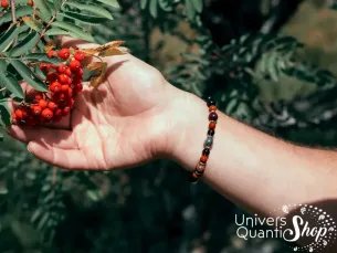 bracelet homme pierre de lave talisman masculin sacré sur un poignet homme