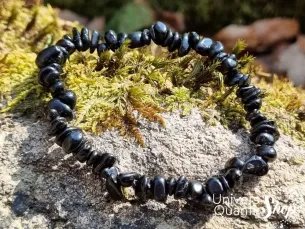 spinelle noir en bracelet baroque dans la forêt, qualité A
