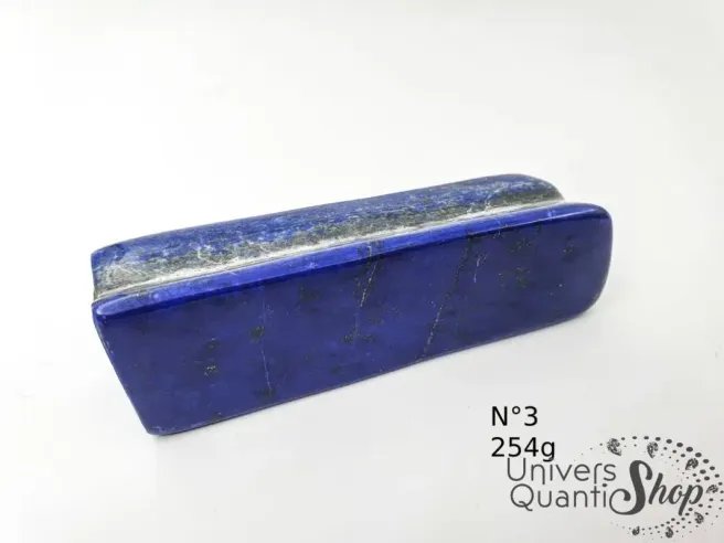 lapis lazuli bienfaits, bloc lapis lazuli naturel numéro 3 fond blanc