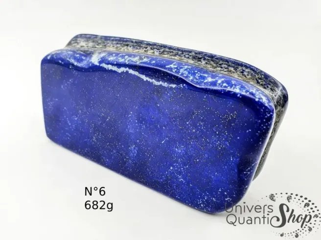lapis lazuli, pierre bleue en lithothérapie bloc numéro 6 sur fond blanc univers quantic shop
