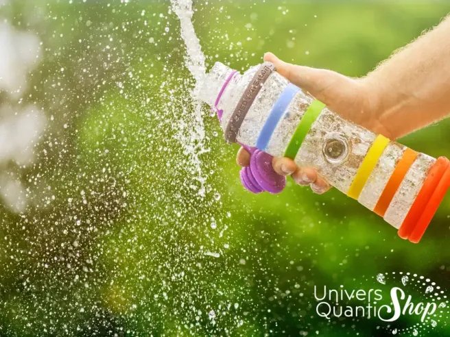 bouteille i9 eau vivante dans une main avec de l'eau qui jaillit de la bouteille