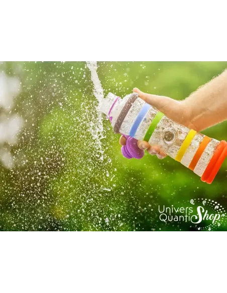 bouteille i9 eau vivante dans une main avec de l'eau qui jaillit de la bouteille