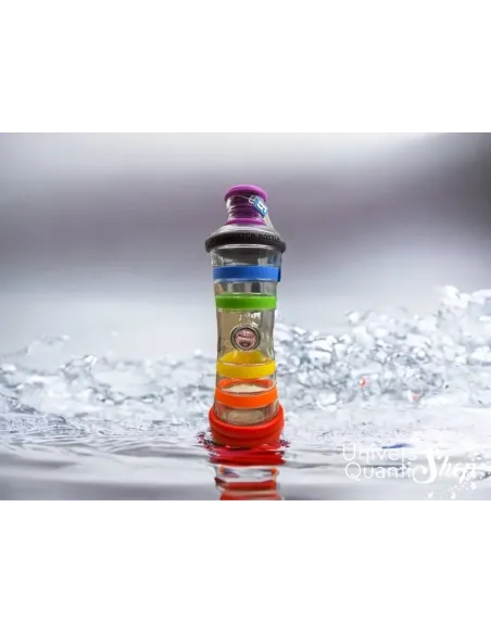 bouteille i9 stimule l'eau, réduit le stress, couleur 7 chakras posé sur de l'eau