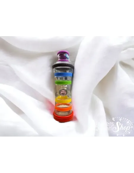 eau vivante et informée, bouteille d'eau aux couleurs des 7 chakras posé sur du tissu blanc, vitalité eau