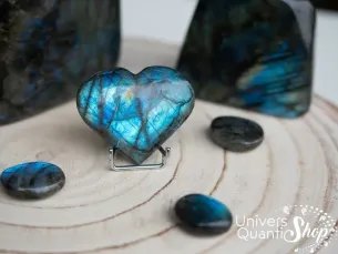 coeur labradorite vertus en lithothérapie, coeur avec de jolis reflets bleutés