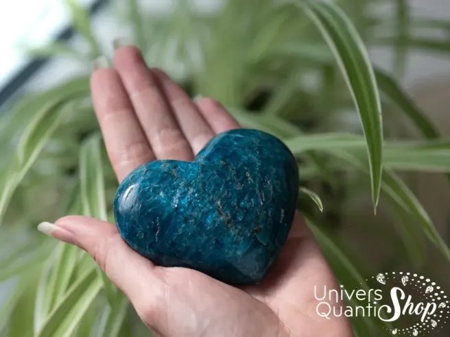 apatite bleue vertus coeur numéro 3 posé sur une main