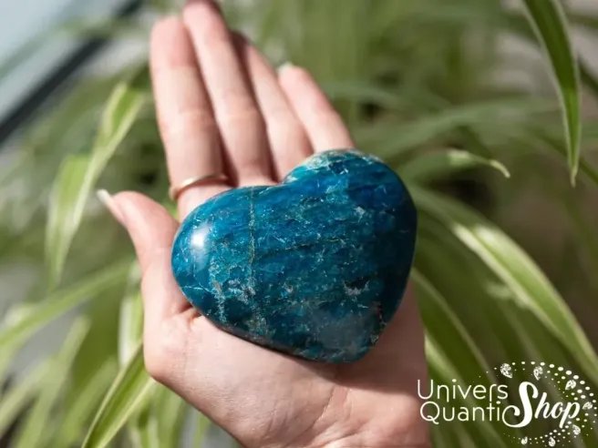 coeur apatite bleue signification spirituelle numéro 6 posé dans une main
