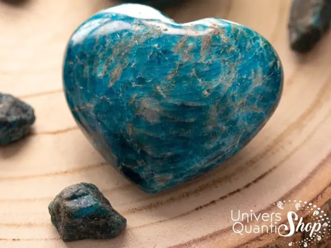 achat coeur apatite bleue numéro 8 sur un morceau de bois