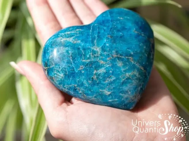 Coeur en pierre naturelle apatite bleue numéro 9 posé sur une main