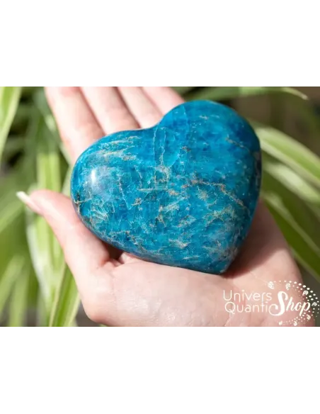 Coeur en pierre naturelle apatite bleue numéro 9 posé sur une main
