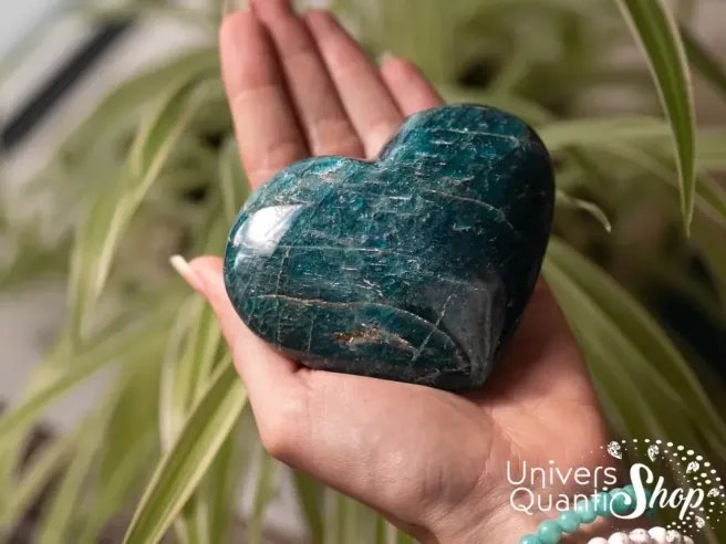 pierre fine apatite bleue en forme de coeur numéro 11 posé dans une main