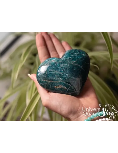 pierre fine apatite bleue en forme de coeur numéro 11 posé dans une main