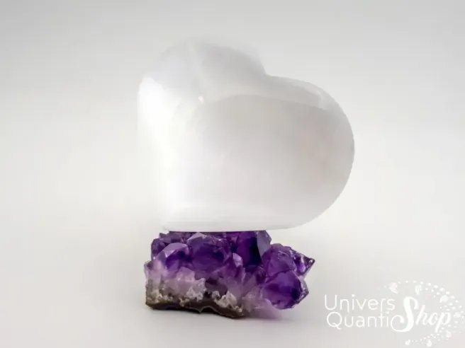 Pierre sélénite, cœur sélénite naturelle 6cm posé sur une petite druse d'améthyste